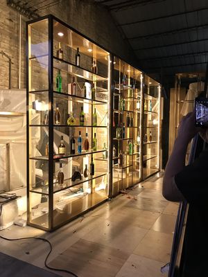 अच्छी कीमत बार टेबल वाइन कैबिनेट हाई फुट पार्टीशन कैबिनेट ऑनलाइन