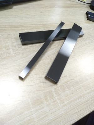 अच्छा दाम 0.5 मिमी मोटाई स्टेनलेस स्टील ट्रिम स्ट्रिप्स एएफपी के साथ हेयरलाइन ऑनलाइन