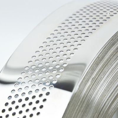 अच्छा दाम छिद्रित मिरर पॉलिश स्टेनलेस स्टील स्ट्रिप कॉइल जेआईएस 304 एंटीरस्ट ऑनलाइन