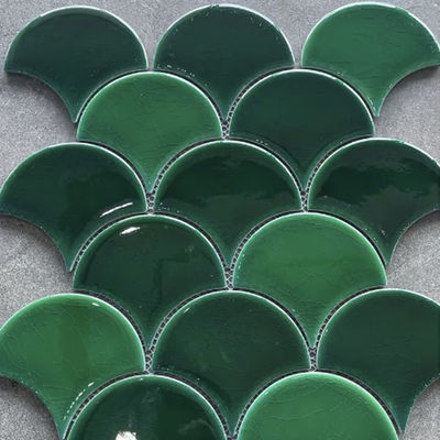 अच्छी कीमत दीवार की सजावट के लिए दक्षिण अमेरिका नीला हरा आसमानी रंग पंखे के आकार का पैटर्न सिरेमिक मोज़ेक टाइल ऑनलाइन