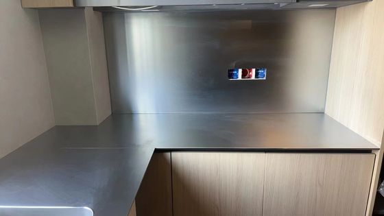 अच्छा दाम पानी के नल के साथ खरोंच-रोधी 304 स्टेनलेस स्टील किचन काउंटरटॉप ऑनलाइन